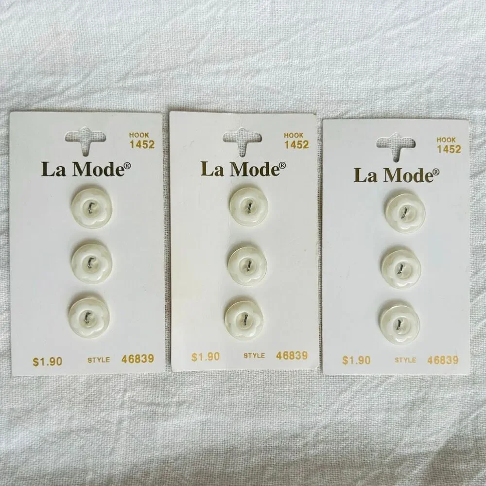(9) Vintage La Mode White Flower Buttons Made in Italy
